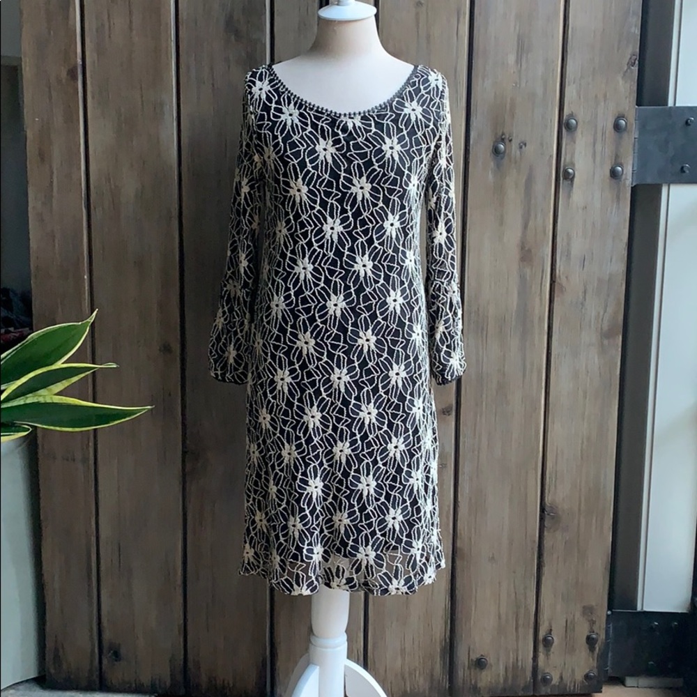 Haani •dress in black with gold toned lace…